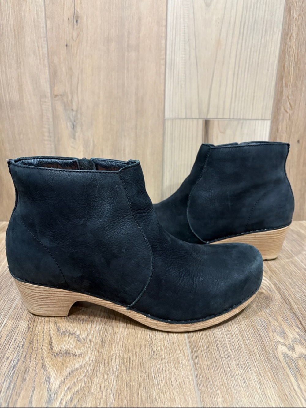 Dansko 9302021400 Lizanne Black Leather Ankle Zipper Bootie size 40 EUC